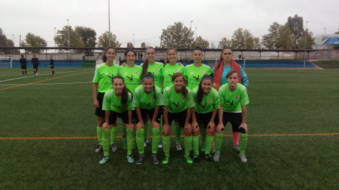 Las jguadoras del CD Femenino Cáceres posan al inicio de un partido de liga. /@CFFCACERES