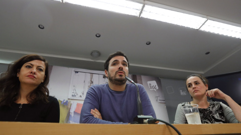 El coordinador federal de IU, Alberto Garzón, junto a Sira Rego, responsable de Estrategias para el Conflicto, y Clara Alonso, secretaria Ejecutiva de Comunicación. EFE