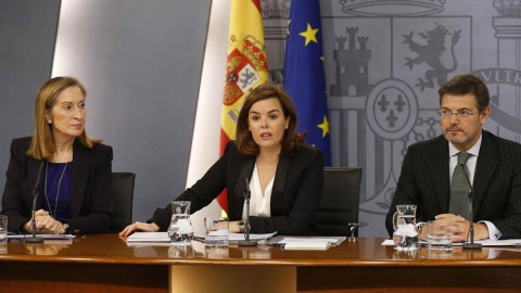 La vicepresidenta del Gobierno, Soraya Sáenz de Santamaría, junto al ministro de Justicia, Rafael Catalá, y la ministra de Fomento, Ana Pastor, durante la rueda de prensa tras la reunión del Consejo de Ministros./ EFE