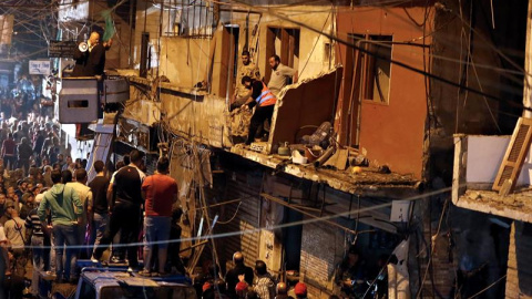 Vista de los desperfectos causados por los dos ataque suicidas perpetrados en el suburbio de Burj Barajneh en Beirut, Líbano