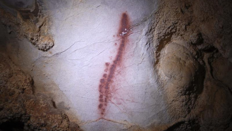 Fotografía facilitada por el Gobierno de Cantabria de distintas figuras, posiblemente del período Paleolítico, que han sido hallados en una cueva del Desfiladero de La Hermida, en la localidad cántabra de Peñarrubia. EFE/-