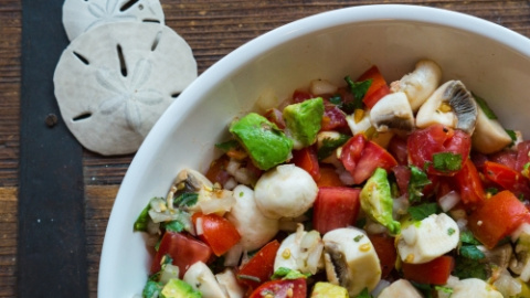 Cebiche de champiñones, con tomate y aguacate. 