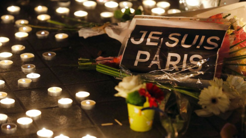 Flores y velas rinden homenaje a las víctimas de los atentados de París.- REUTERS