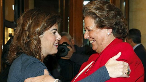 La exalcaldesa de Valencia, Rita Barberá, y la vicepresidenta del Gobierno, Soraya Sáenz de Santamaría. / EFE