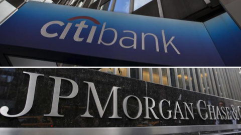 Los logos de Citibank y de JP Morgan en sus sedes en Nueva York. REUTERS