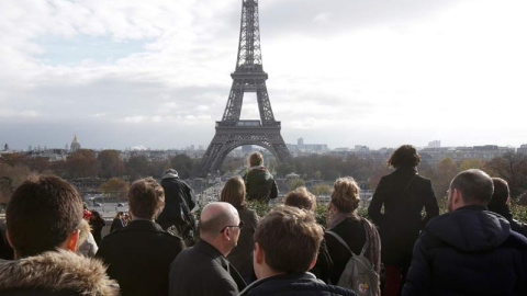 Minuto de silencio en el Trocadero, frente a la Torre Eiffel. / REUTERS