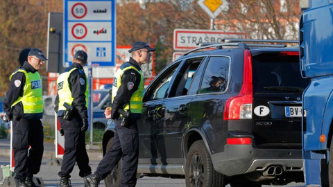 Francia ha reforzado los controles en todas sus fronteras. En la imagen, un control en Estrasburgo, en la frontera entre Francia y Alemania. / Reuters