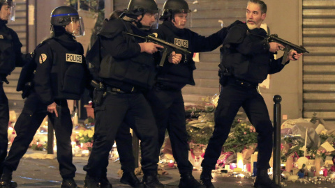 La Policía reacciona ante un vehículo sospechoso cerca del restaurante de La Carillon, atacado en los atentados de París del 15 de noviembre. REUTERS/Pascal Rossignol