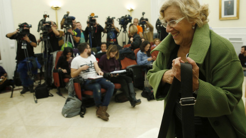 La Alcaldesa de Madrid, Manuela Carmena, a su llegada a la rueda de prensa posterior a la reunión con el Ministro de Hacienda, Cristobal Montoro. EFE/Kiko Huesca