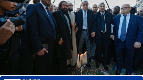 Representantes de distintas comunidades religiosas se dan cita a las puertas de la sala Bataclan para honrar la memoria de los 89 muertos. Entre ellos están el escritor francés Marek Halter (segundo por la derecha) y el imán de la mezquita 