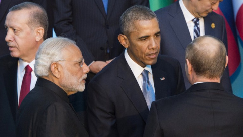 El presidente de EEUU, Barack Obama, saluda a su homólogo ruso, Vladimir Putin. - AFP