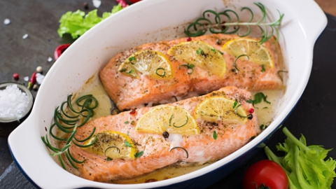  Salmón con miel y limón al horno.