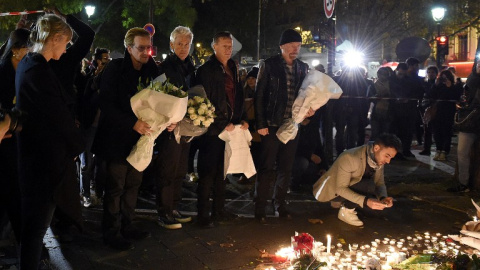 Los integrantes de U2 se acercaron a una de las vigilias en honor a los muertos en los atentados. - AFP