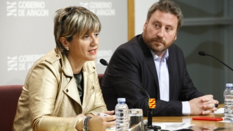 El consejero de Vertebración del Territorio, José Luis Soro (Cha), y la directora general de Vivienda, Mayte Andreu. / ARAGÓNHOY.NET