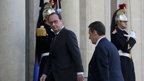 El presidente francés, François Hollande, recibe al líder de los conservadores de Francia, Nicolas Sarkozy.- REUTERS