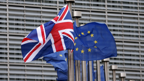 La 'Union Jack', la bandera del Reino Unido, junto con la de la UE, frente a la sede de la Comisión Europea, con motivo de la reciente visita del primer ministro británico, David Cameron, a las instituciones comunitarias. REUTERS/Francois L