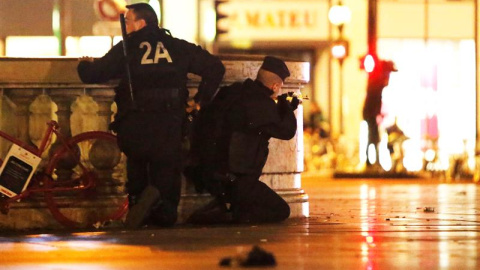 Policías franceses toman posiciones durante el momento de pánico que se vivió en la plaza de la República de París, hoy, 15 de noviembre de 2015. EFE/Malte Christians