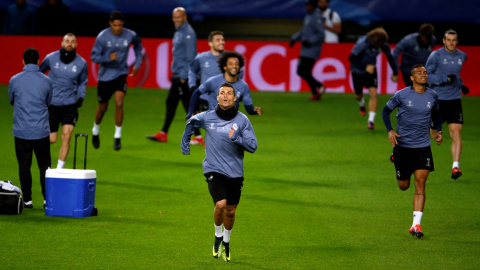 Cristiano Ronaldo corre en el entrenamiento de ayer en el José Alvalade. /REUTERS