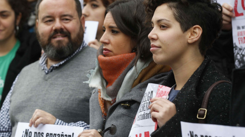 La diputada de Podemos Irene Montero, acompañada por Ana García, del Sinditato de Estudiantes y Joan Mena, de En Comú Podem, durante la protesta llevada a cabo en contra de la Lomce y sus "reválidas". EFE