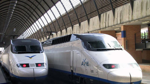 Trenes de AVE en la estación madrileña de Atocha. EFE