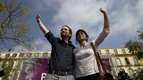 El secretario general de Podemos, Pablo Iglesias, y la candidata a la Presidencia de la Junta de Andalucía, Teresa Rodríguez, saludan al inicio del acto político de su partido hoy en Málaga. / JORGE ZAPATA (EFE)