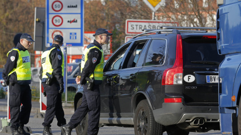 La Policía francesa realiza un control en carretera cerca de Estrasburgo, en la frontera con Alemania. /REUTERS