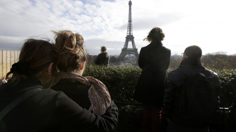 París en su minuto de silencio con la Torre Eiffel de fondo.- REUTERS