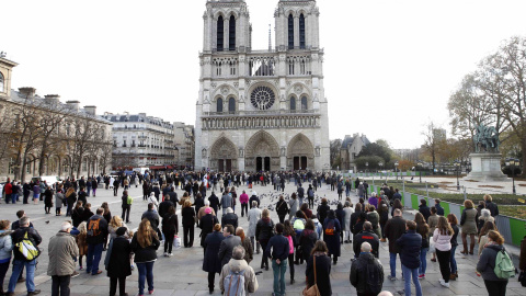 Notre Dame rinde homenaje.- REUTERS.