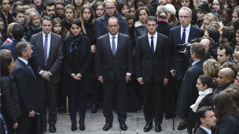 El presidente de Francia en el minuto de silencio en París.- REUTERS