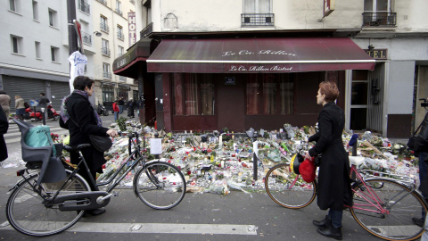 Los homenajes a las víctimas prosiguen este lunes en elrestaurante Le Carillon, uno de los sitios de ataque en París.- REUTERS