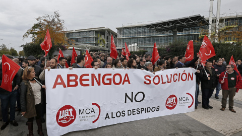 Trabajadores de Abengoa concentrados en la puerta de la sede en Sevilla, en apoyo a los afectados por los expedientes de despidos colectivos presentados por la empresa y coincidiendo con la celebración de la junta de accionistas. EFE/Jose M