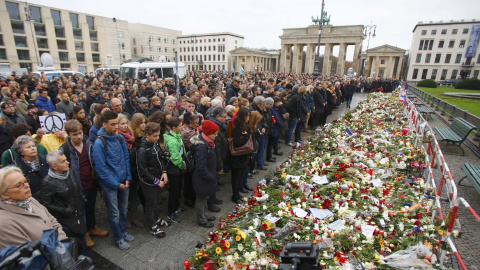 Minuto de silencio en homenaje a las víctimas de los ataques del viernes en París, en frente de la embajada francesa, cerca de la Puerta de Brandenburgo en Berlín, Alemania.- REUTERS