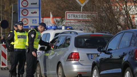 La policía francesa realiza controles en la frontera franco-alemana en Estrasburgo para comprobar los vehículos y verificar la identidad de los viajeros.- REUTERS