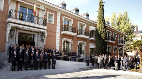 La vicepresidenta del Gobierno, Soraya Sáenz de Santamaría,dirige a las puertas del Palacio de la Moncloa un minuto de silencio en memoria de las víctimas.- EFE