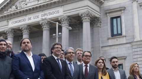 El portavoz de PDECat, Francesc Homs, acompañado del diputado de Lluis LLach; Oriol Junqueras; Carles Puigdemont; Artur Mas, y Marta Pascal, entre otros, posan frente al Congreso de los Diputados durante un acto de apoyo antes de que el ple