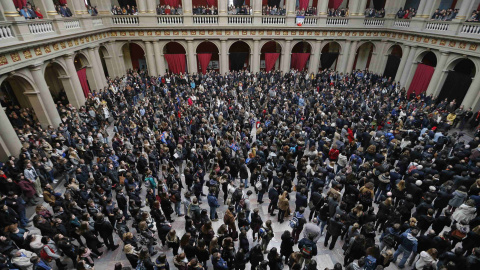 Los estudiantes y profesores de la Universidad de Estrasburgo también se unen al minuto de silencio.- REUTERS.