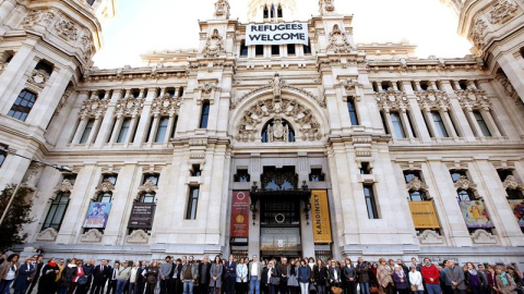 Los trabajadores del Ayuntamiento de Madrid guardan un minuto de silencio a las puertas del consistorio.- EFE