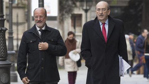 El exalcalde de Valladolid Javier León de la Riva, acompañado de su abogado, a su llegada hoy al Juzgado de Instrucción 4 de Valladolid. / EFE