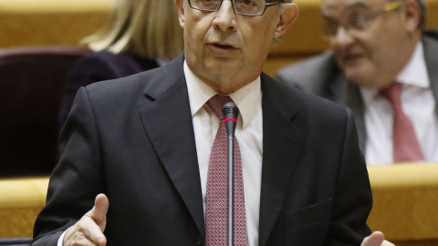 El ministro de Hacienda, Cristóbal Montoro, responde a una pregunta en el pleno del Senado durante la primera sesión de control al Gobierno de la doudécima legislatura. EFE/Fernando Alvarado