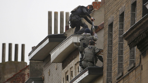 Agentes especiales de policía escalan a un tejado en el barrio bruselense de Molenbeek. /REUTERS