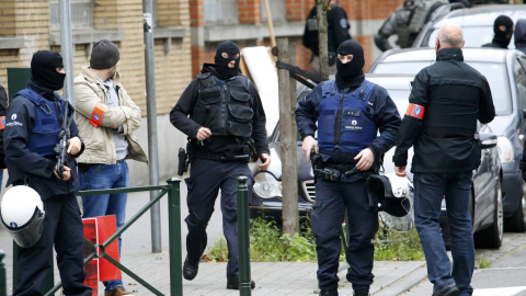 Agentes de la policía belga durante la operación desplegada en el barrio bruselense de Molenbeek. /REUTERS