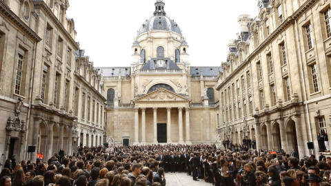 El presidente francés, François Hollande, el primer ministro, Manuel Valls, y ministra de Educación, Najat Vallaud-Belkacem, junto a decenas de estudiantes, profesores y otras personas, guardan un minuto de silencio en la Universidad de la 