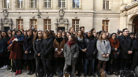 Un grupo de estudiantes canta el himno francés, 'La Marsellesa', tras el minuto de silencio guardado en la Universidad de la Sorbona por las víctimas de los atentados yihadistas en París. REUTERS/Guillaume Horcajuelo