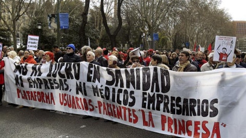 Cabeza de la trigésima "Marea Blanca" de la sanidad madrileña contra el "progresivo deterioro" de la asistencia en los centros de salud y a favor de una Atención Primaria eficiente, equitativa y universal que discurre hoy desde la Plaza de 