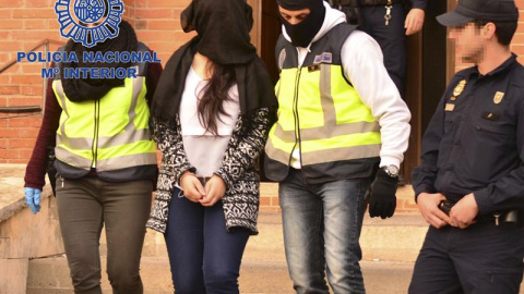 Fotografía facilitada por la Policía Nacional que muestra la detención de uno de ocho presuntos miembros de una célula yihadista en una operación antiterrorista llevada a cabo en Barcelona, Girona, Ciudad Real y Ávila. EFE