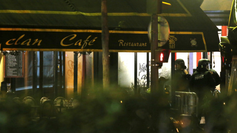 Agentes de la Policía francesa junto a la entrada de la sala de conciertos  'Bataclan', el pasado viernes, tras el atentado yihadista en París. REUTERS/Christian Hartmann