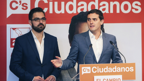 El presidente de Ciudadanos, Albert Rivera, acompañado por el responsable de la formación en La Rioja, Diego Ubis, durante una rueda de prensa ofrecida tras asistir a una jornada de trabajo en Logroño. EFE/ FERNANDO DÍAZ.