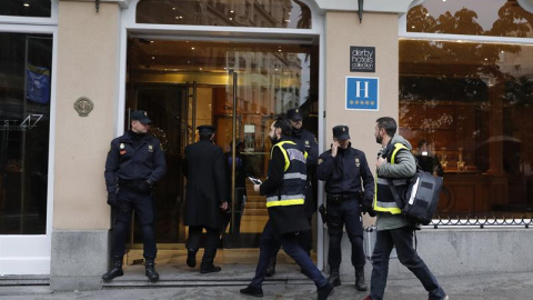 La puerta del hotel Villa Real de Madrid, donde ha muerte este miércoles Rita Barberá / EFE