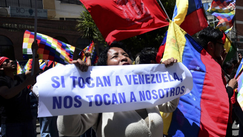 Una manifestante muestra una pancarta de apoyo al Gobierno del presidente de Venezuela, Nicolás Maduro. REUTERS