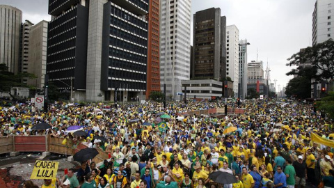 Opositores brasileños participan en una manifestación contra la presidenta Dilma Rousseff en Sao Paulo (Brasil). EFE/SEBASTIÃO MOREIRA